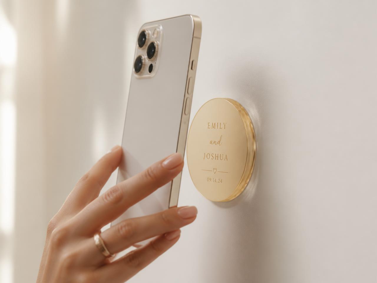 Un toque: teléfono acercándose a un imán dorado LoveTap y la web del evento abriéndose al instante